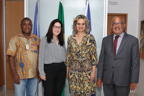 Foto dos participantes do encontro posando para a foto