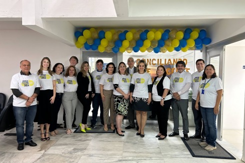 foto de várias pessoas usando a camisa da Semana Nacional da Conciliação Trabalhista
