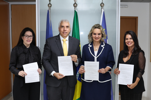 Foto das pessoa que assinaram o contrato