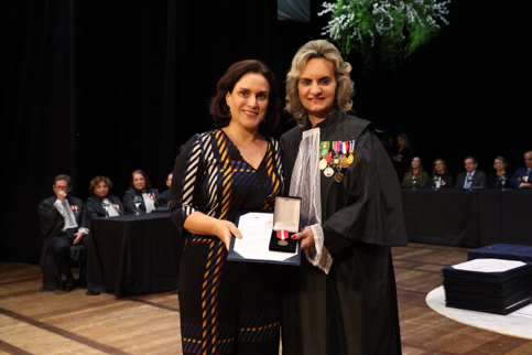 fotografia da juíza Juliana Lyra e da desembargadora Nise Pedroso, segurando uma medalha