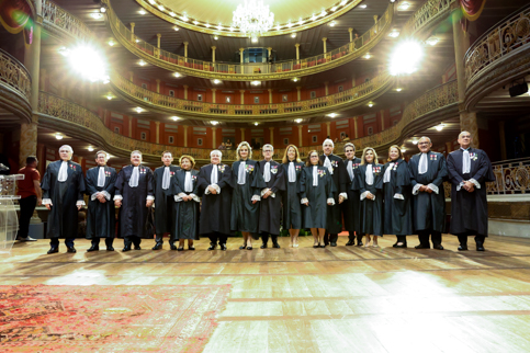 fotografia dos desembargadores no palco do Teatro de Santa Isabel