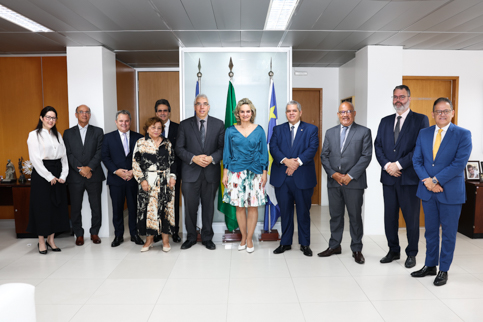 Foto do ministro com representantes do TRT6 e da advocacia pernambucana
