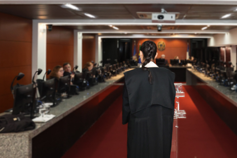 fotografia de uma advogada realizando sustentação oral