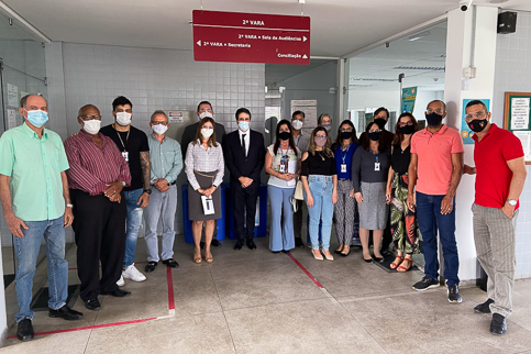 Retrato dos servidores da 2ª VT de Paulista junto com o corregedor e com a equipe da Correição