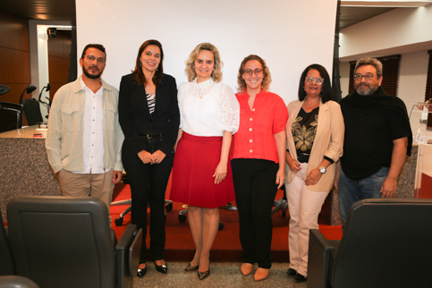 Foto de quem participou do debate ao lado da presidente do TRT-6 e das representantes do Programa de Combate ao Trabalho Infantil