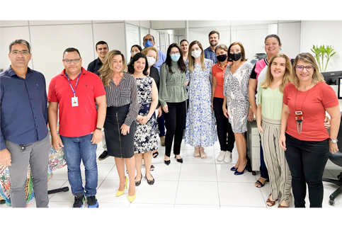 Equipe da 4ª VT do Recife ao lado da desembargadora Eneida Melo