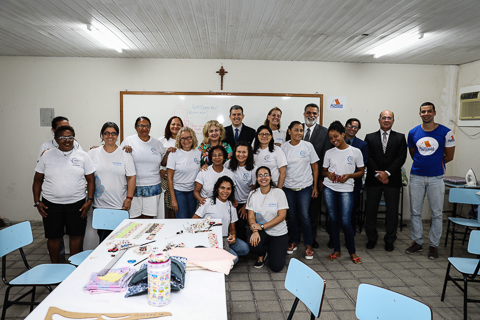 Pessoas na sala posando para foto