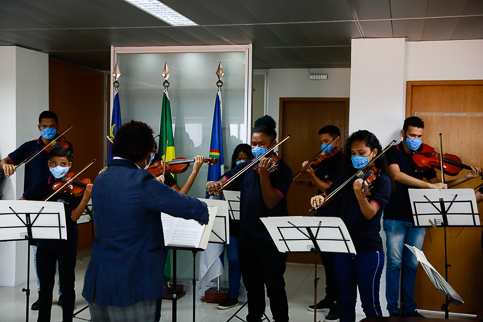 Foto da Orquestra tocando no Gabinete da Presidência
