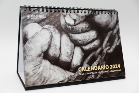 Fotografia onde aparece um calendário de mesa 2024 do TRT-6