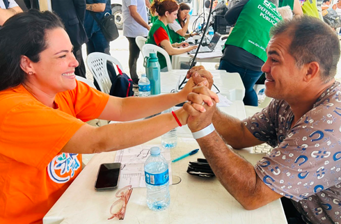Na fotografia aparecem uma mulher e um homem sorrindo após um atendimento