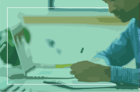 Desenho embaçado de um homem escrevendo em um caderno que está em cima de uma mesa ao lado de um computador