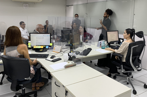 Foto da audiência com a presença da juíza titular, partes e tradutor de libras
