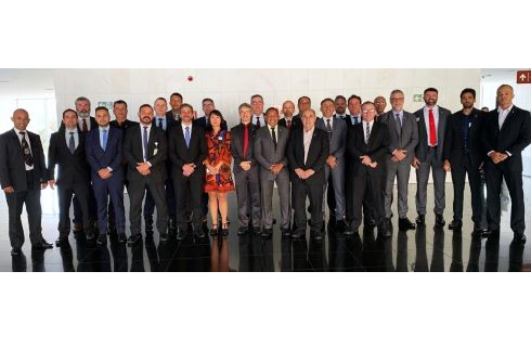 fotos de várias autoridades, usando ternos e outros tipos de  vestimentas formais, em pé, olhando para a câmera