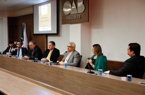Foto da mesa de honra do evento
