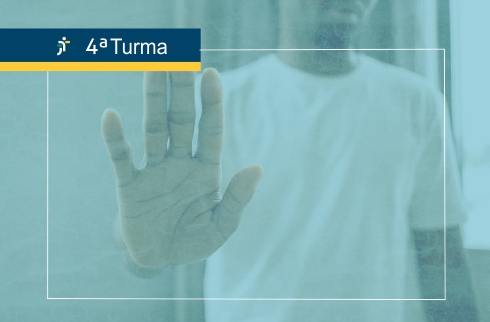 Foto de um homem negro com a mão estendida em sinal de &quot;pare&quot;
