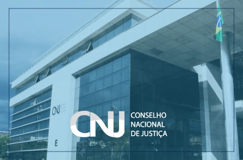 Foto da fachada do CNJ tem coloração azulada e a logo do Conselho Nacional de Justiça