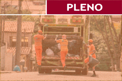 Ilustração de um caminhão de lixo e garis sendo transportados no para-choque. No topo da imagem, há o texto &quot;Pleno&quot;