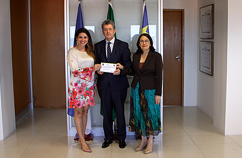 Delegada Carla Patrícia entregando o convite da posse para os desembargadores Valdir Carvalho e Dione Furtado