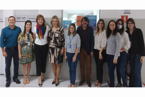 Foto da desembargadora com a equipe da 20ª VT de Recife