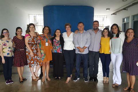 Fotografia de 11 pessoas, em pé, olhando para a câmera