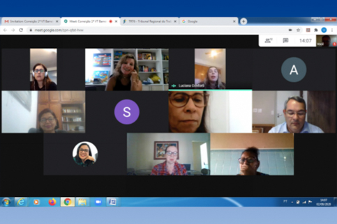 Sala de reunião virtual com os participantes