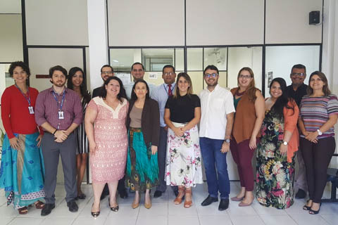 Fotografia de 14 pessoas, em pé, olhando para a câmera