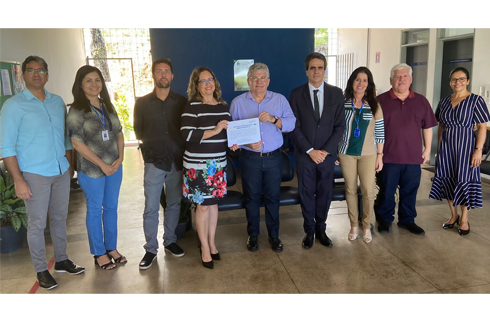 Foto da equipe da 2ª VT de Ipojuca com o desembargador corregedor