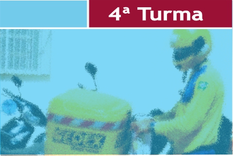 Ilustração de um motoqueiro usando farda dos Correios. Contém texto &quot;4ª Turma&quot;