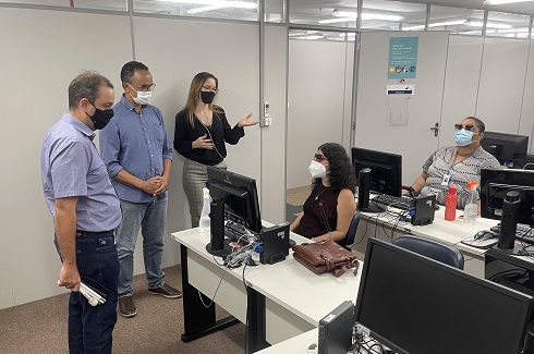 Foto da sala de aula com o curso em andamento