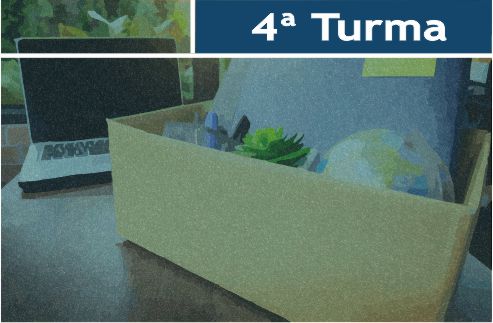 Ilustração de uma caixa com materiais de escritório. A ideia é que a pessoa recolheu seus itens, após uma demissão. No topo da tela, há o texto &quot;4ª Turma&quot;