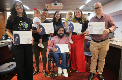foto dos participantes da roda de conversa segurando o diploma do evento