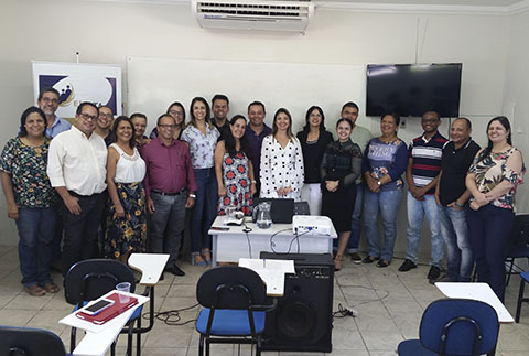 Participantes do projeto Escola Itinerante posam pra foto em sala de aula