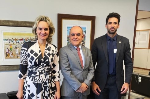 Foto da presidente Nise Pedroso, do ministro Cláudio Brandão e do servidor Rodrigo Hazin