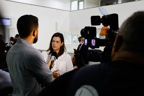 foto mulher dando entrevista a repórter 