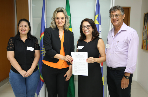 Foto dos presentes à assinatura da doação ao município de Escada