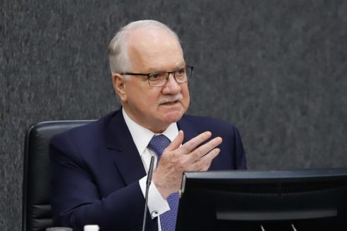 Foto mostra o ministro Edson Fachin sentado, falando em um microfone de mesa