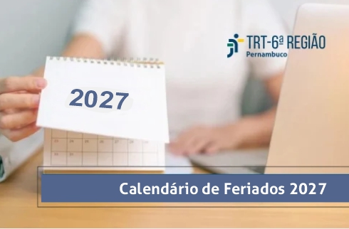 Arte de mulher segurando calendário de mesa com destaque ano 2027