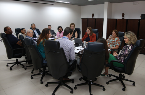 Foto dos participantes do encontro na mesa de reunião