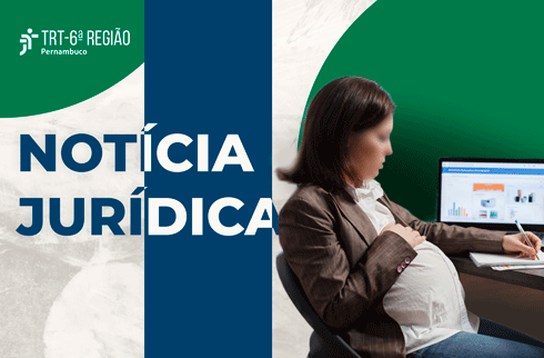 Mulher grávida trabalhando em mesa ao lado de computador, com texto Notícia Jurídica
