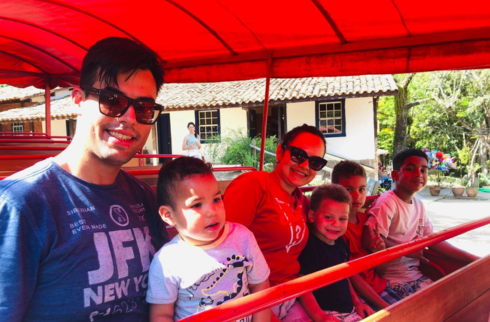 Foto do servidor Igor e a esposa com seus quatro filhos