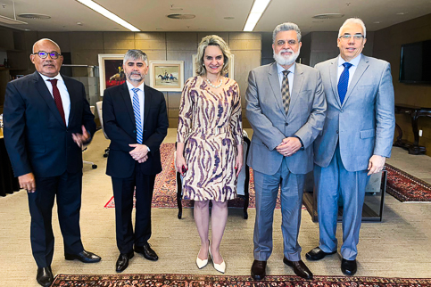 Foto dos participantes do encontro posando para a foto