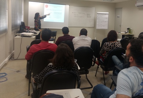 Fotografia de pessoas assistindo a palestra