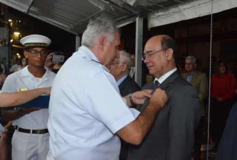 Fotografia de um almirante da Marinha fixando medalha no terno do presidente do TRT-PE