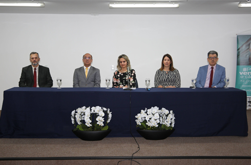 Foto da mesa de honra do evento