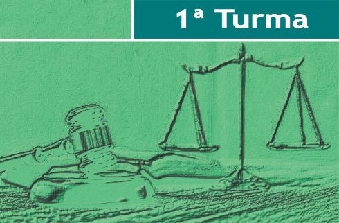 Ilustração com martelo e balança da Justiça. No topo da imagem há o texto &quot;1ª Turma&quot;