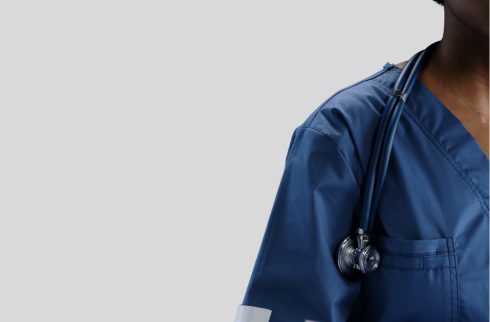 Foto de um homem com roupa de enfermeiro e estestcópio no ombro.