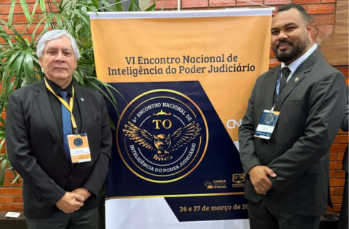 Foto dos representantes do TRT6 ao lado do banner do evento