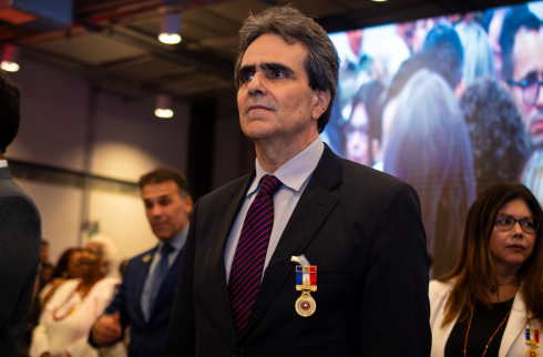 Foto do presidente do TRT-6 com a medalhad no peito