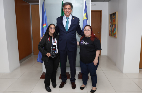 Foto do ministro com as jovens aprendizes