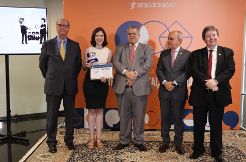 Foto da representante do TRT6 recebendo a premiação de ministros do TST
